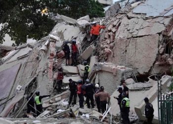 Restos de estructuras colapsadas bloquean vías principales en zonas del este de Caracas.