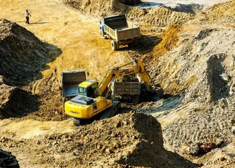 A principios de octubre, el Ministerio chino de Comercio elevó a 12 el número de minerales de ese grupo cuya exportación quedaba restringida al añadir otros cinco al listado: holmio, erbio, tulio, europio e iterbio.