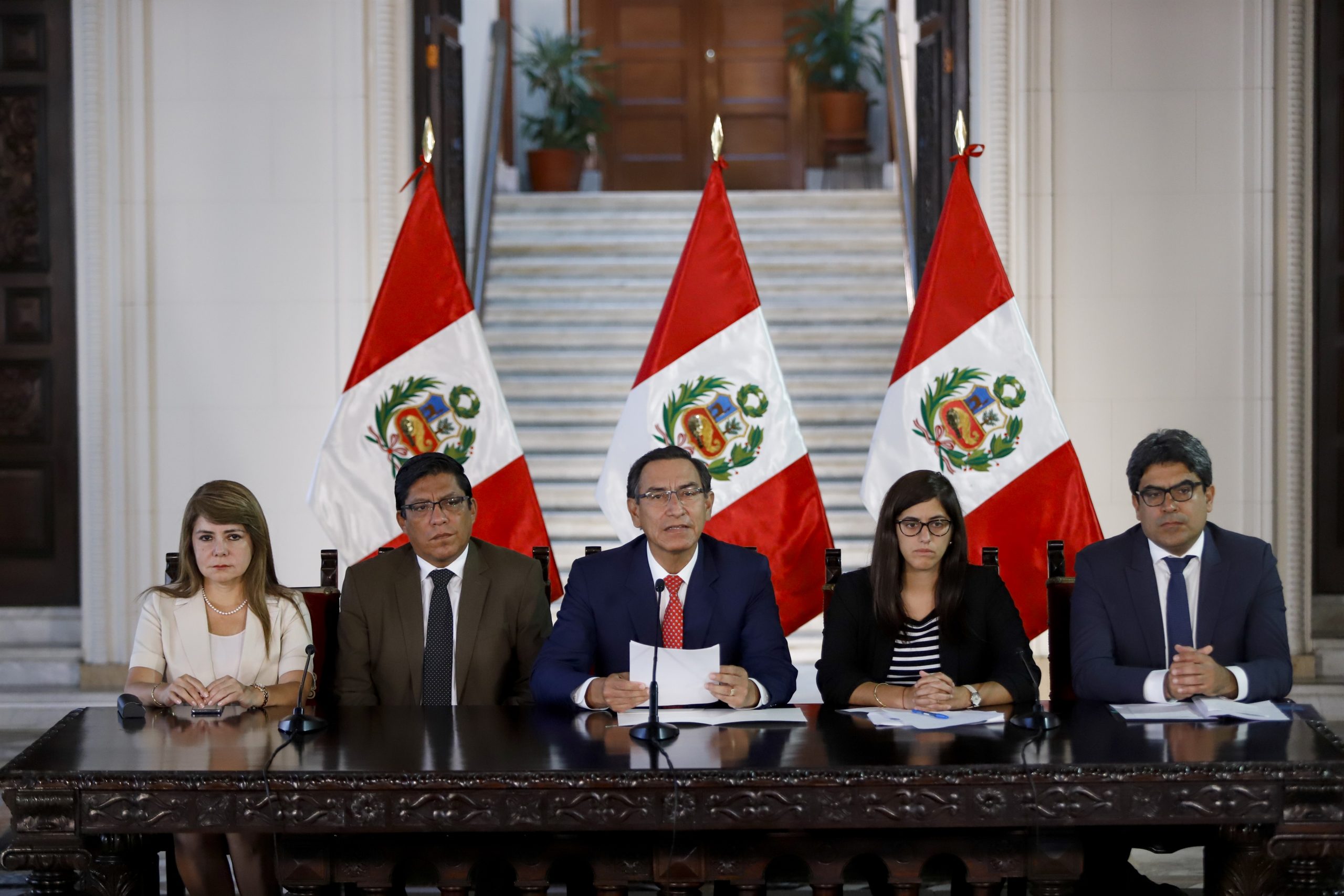 el presidente de perú, martín vizcarra junto a su equipo de gobierno