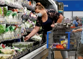 Estas revisiones fueron compensadas en parte por una revisión a la baja del gasto de los consumidores.
