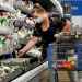 Estas revisiones fueron compensadas en parte por una revisión a la baja del gasto de los consumidores.