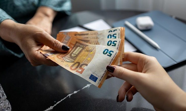 En términos interanuales, el PIB creció un 1.4% en la eurozona y un 1.6% en la UE.