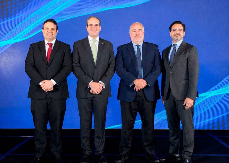 Economistas analizaron el impacto del tipo de cambio y la crisis petrolera sobre la economía local.