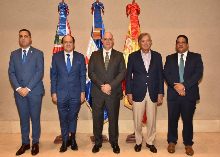 Al centro, Pável Isa Contreras, ministro de Economía, Planificación y Desarrollo junto a José Luis Morillo, director de Cooperación Internacional del Ministerio de Relaciones Exteriores; Edwin Arias Chinchilla, embajador de Costa Rica en el país; Antonio Pérez-Hernández y Torra, embajador de España en República Dominicana y Carlos Pimentel Florenzán, director general de Contrataciones Públicas.