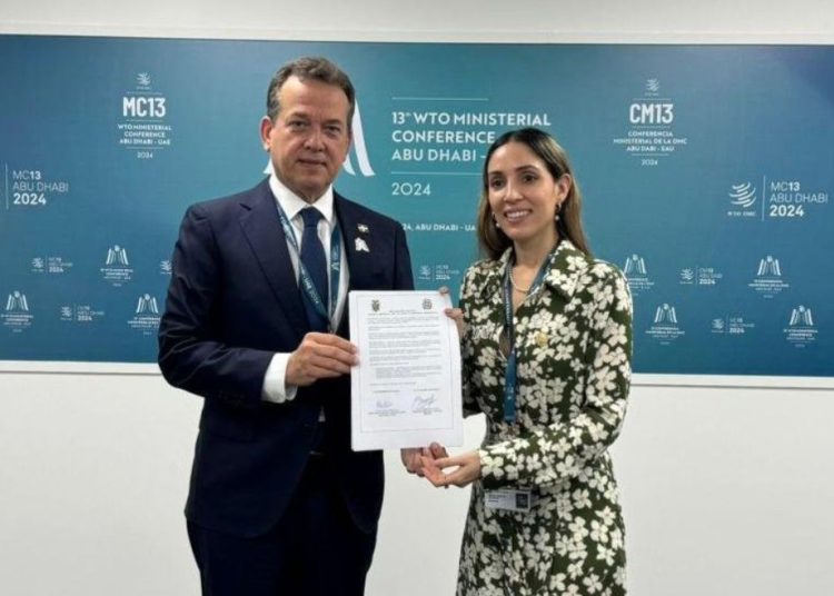 Víctor 'Ito' Bisonó y  la ministra de Producción, Comercio Exterior, Inversiones y Pesca de Ecuador, Sonsoles García. | Twitter