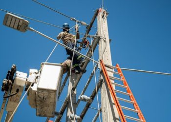 Los trabajos buscan mejorar la calidad y confiabilidad del servicio eléctrico en Pedernales.