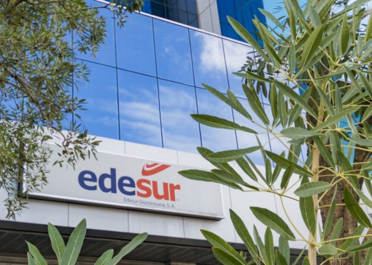 Edesur Dominicana trabajan en la reparación de averías provocadas por las lluvias para restablecer el servicio.