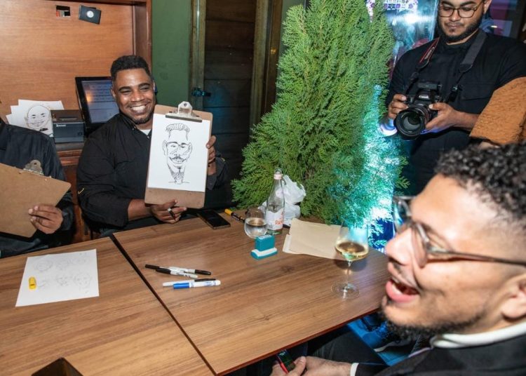 Edgar Valerio realizando una caricatura durante fiesta empresarial organizada por Barrik Pueblo Viejo.