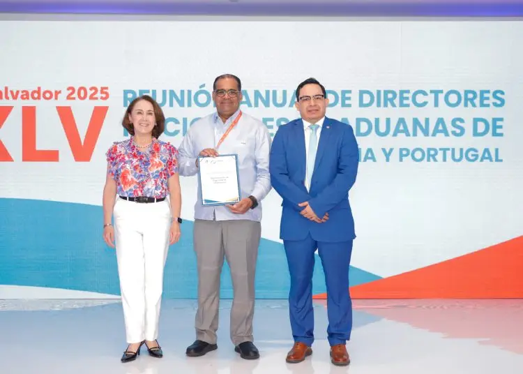 El premio fue recibido en El Salvador, país donde se desarrolla la XLIV reunión de las Aduanas de los países miembros.