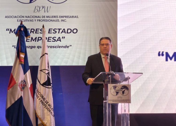 La información fue ofrecida por el ministro Eduardo -Yayo- Sanz Lovatón, durante el desayuno-conferencia “Mujer, Estado y Empresa”, organizado por Anmepro.