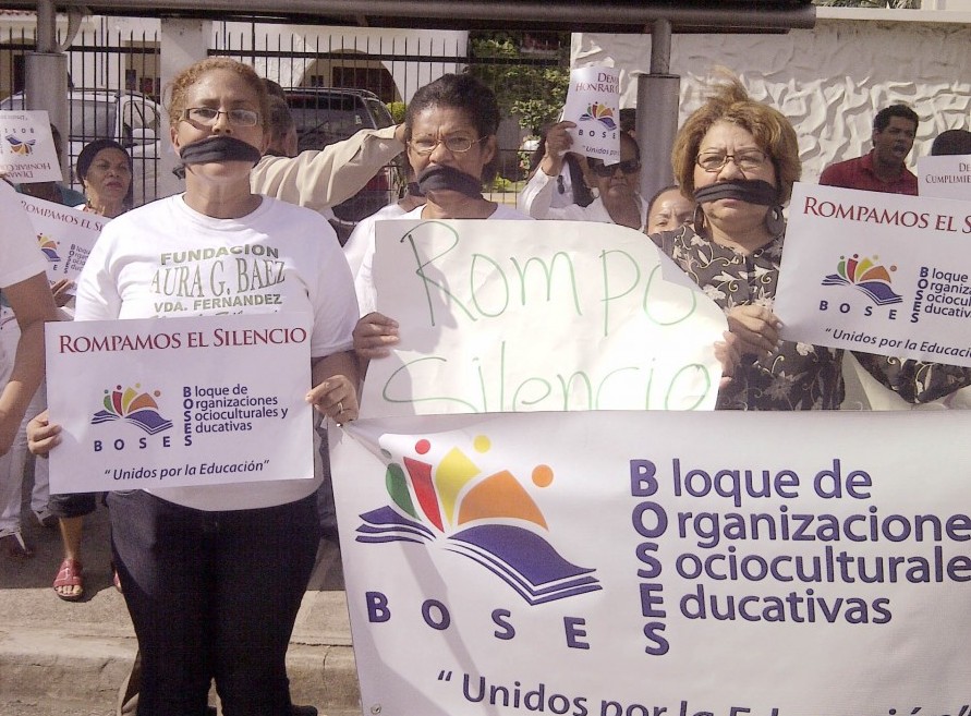 Los miembros de BOSES hicieron un piquete en la parte frontal del Ministerio de Educación. Foto: ANDREÍNA GERMÁN