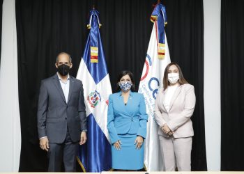 Edwin De los Santos, Biviana Riveiro y Elizabeth Mena.
