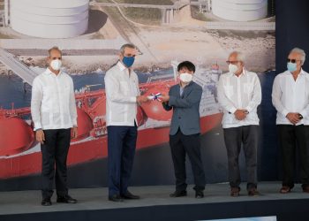 Edwin De los Santos, Luis Abinader, Sung-Uk Yu, Rolando González Bunster y Félix García.