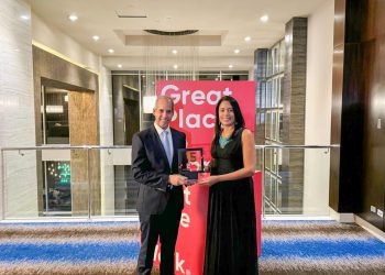 Edwin de los Santos y Paula Marchena reciben el reconocimiento de 'Great Place To Work'. - Fuente externa.