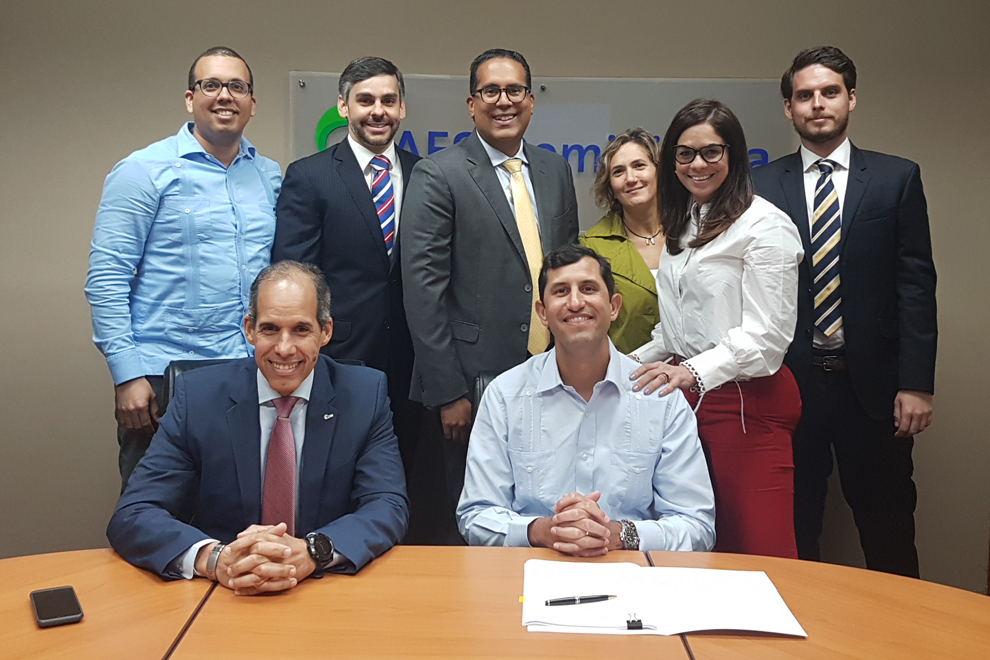 edwin de los santos, presidente de aes y roberto herrera, director de cepm, con colaboradores