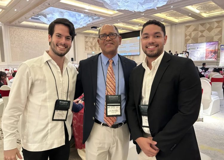 Andy Tineo y Almanzor Vila participaron con el proyecto “Mejorando la productividad y la sostenibilidad agrícola a través de la innovación tecnológica en América Latina”. - Fuente externa.