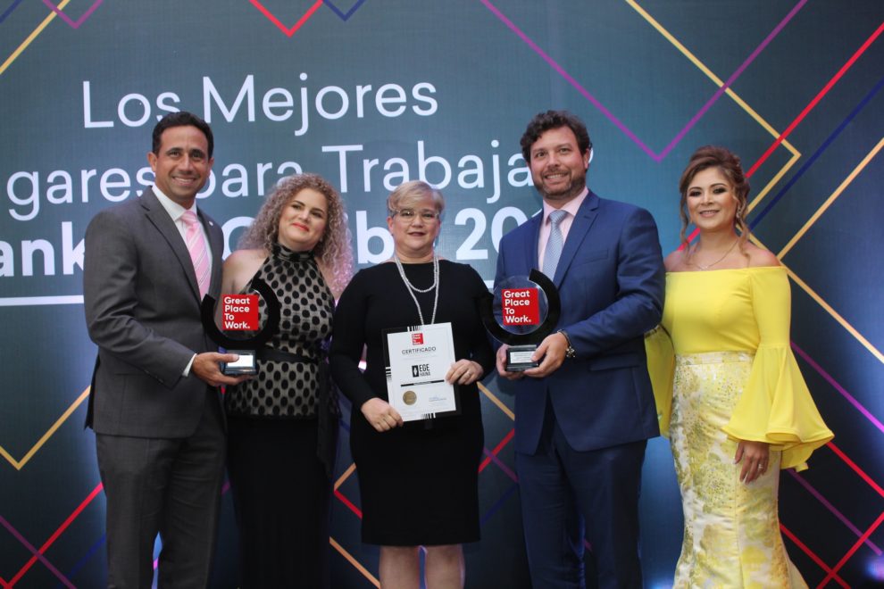 ejecutivas de la firma great place to work hacen entrega de los reconocimientos a guillermo sicard gilda pastoriza y josé rodríguez de ege haina.