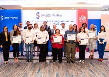 Ejecutivos ACAP junto a ganadores de Fondos Concursables - abril 2023. | Fuente externa.