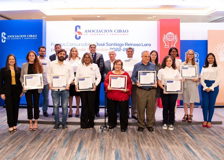 Ejecutivos ACAP junto a ganadores de Fondos Concursables - abril 2023. | Fuente externa.