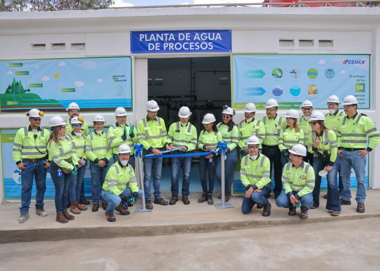 Ejecutivos de Cemex durante la inuguración de la planta de agua. - Fuente externa.