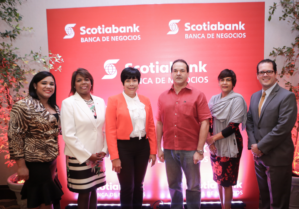 ejecutivos scotiabank junto a clientes durante el encuentro
