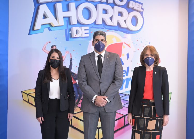 Los ejecutivos de ACAP Ninoska Suárez, gerente de Mercadeo; José Luis Ventura, vicepresidente ejecutivo y Yolanda Guzmán, vicepresidente de Negocios.