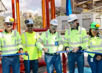 Ejecutivos de CEMEX durante corte de cinta del reservorio de agua para atención a emergencias. - Fuente externa.