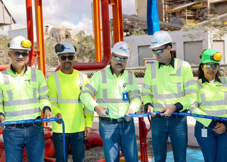 Ejecutivos de CEMEX durante corte de cinta del reservorio de agua para atención a emergencias. - Fuente externa.