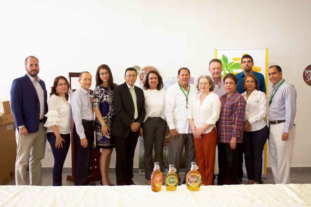 ejecutivos de caribbean specialty ingredients junto a los ejecutivos de centrocamara, el embajador de el salvador y la embajadora de nicaragua