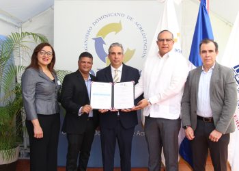 Representantes del ODAC y Corvi PVC durante el proceso de acreditación del laboratorio.