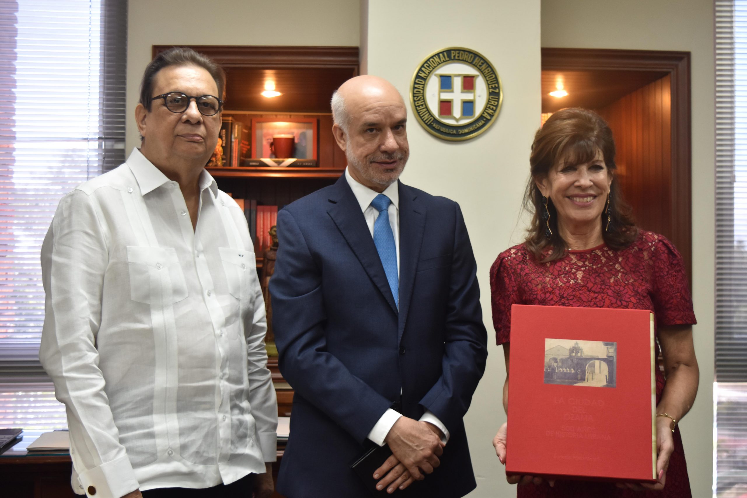 el arq. miguel fiallo, dr. fernando contreras y la embajadora robin bernstein