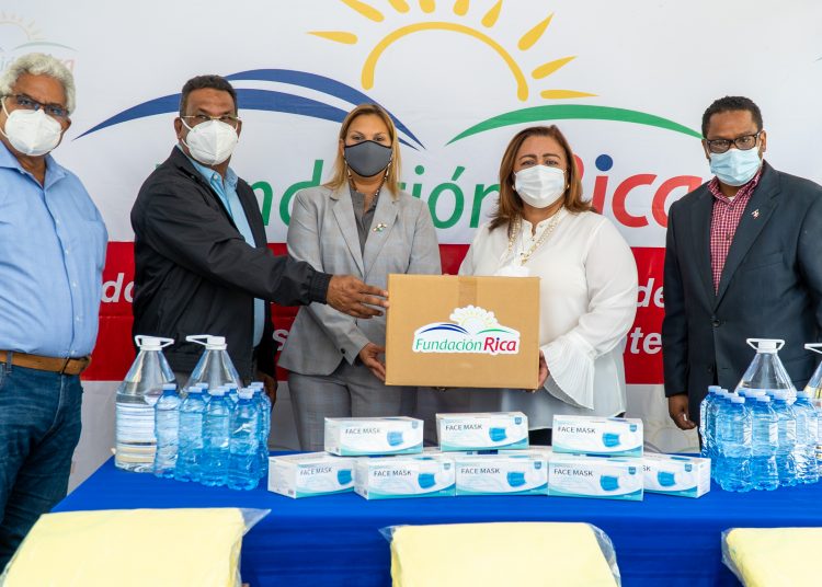 Ramón Méndez, Wenceslao Soto, Gisell Fiallo, María Isabel Tavarez y el  Luis Severino.