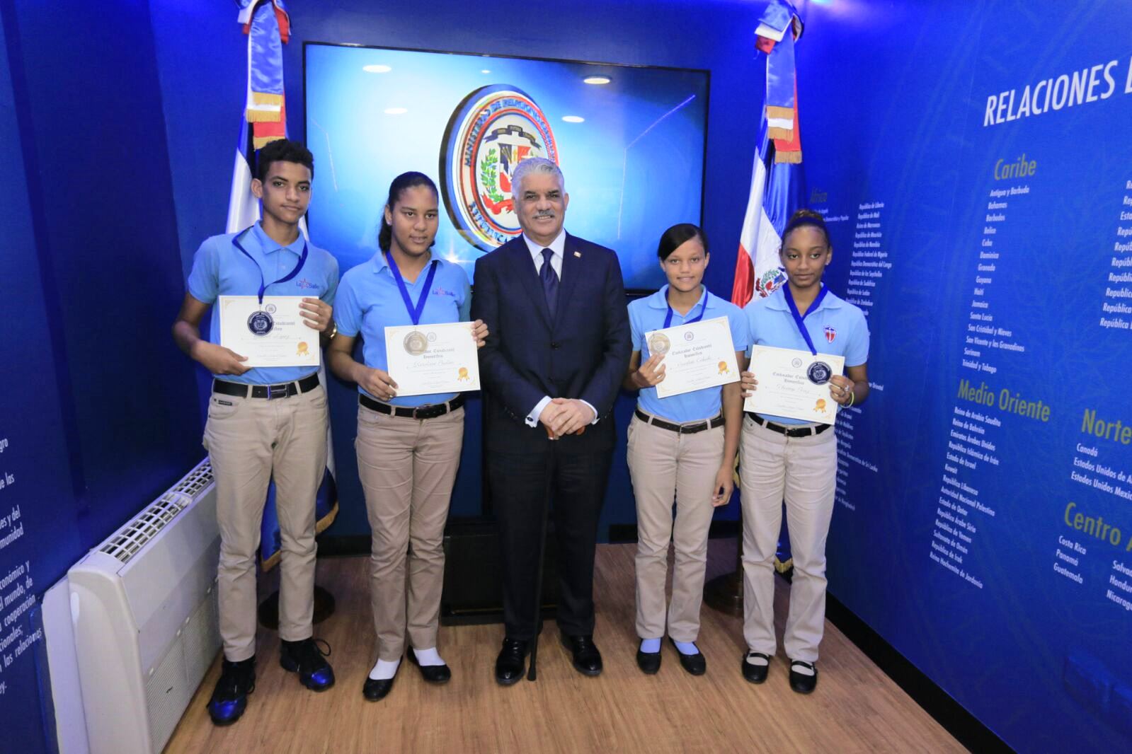 el canciller miguel vargas junto al grupo de estudiantes meritorios del liceo san juan bautista la salle quienes recibieron el reconocimiento de embajador estudiantil honorífico