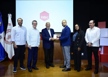 El Clúster de Dispositivos Médicos y Farmacéuticos de ADOZONA reconoció al INTEC por sus aportes en la formación de profesionales de esa área.- Fuente externa.