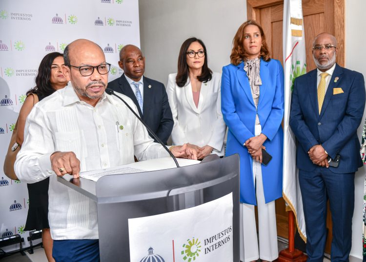El director general de Impuestos Internos, Luis Valdez Veras, cuando se dirige a los presentes. | Fuente externa.