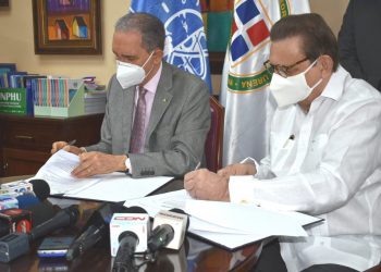 Franklin García Fermín y Miguel Fiallo Calderón, durante la firma de acuerdo