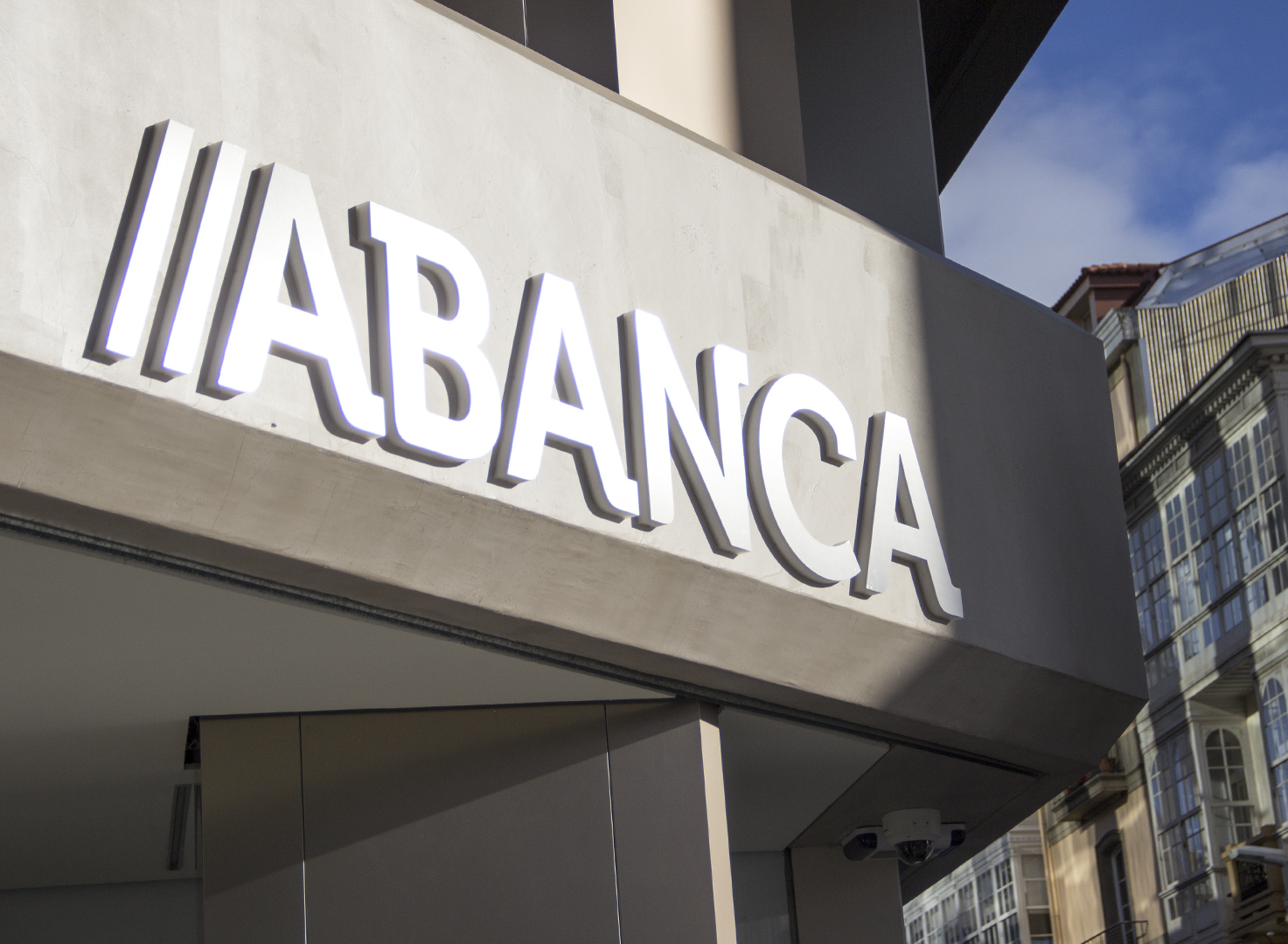 el holding español en banesco internacional,abanca, adquirió las operaciones del banco caixa geral, s.a