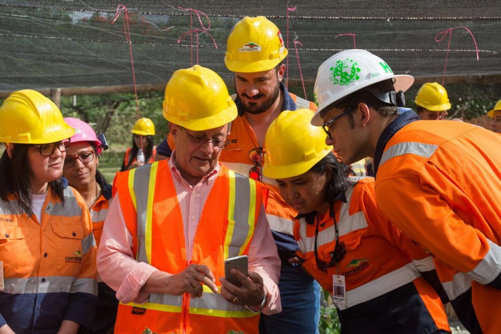 el ministro de medio ambiente durante su inspeccion del programa de reforestacion de la cormidom