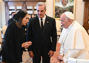 El presidente Abinader le obsequió al sumo pontífice un Santo Rosario.