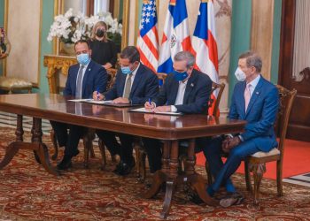 El Presidente Luis Abinader y el gobernador de Puerto Rico, Pedro Pierluisi. | Fuente externa.