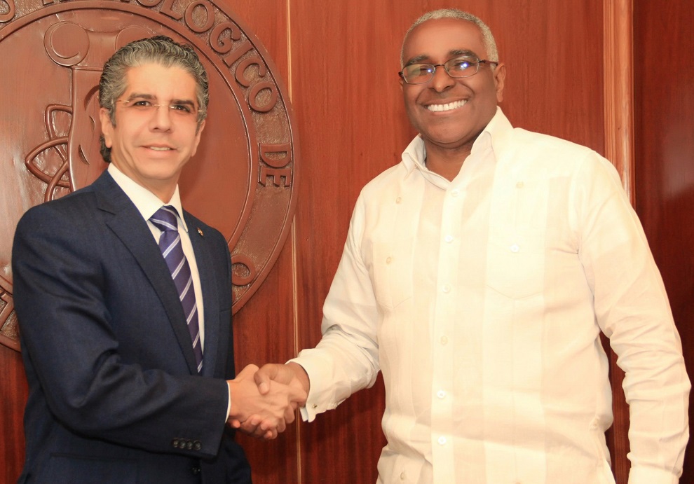 el presidente de redomif, guillermo rondón y el rector del intec, rolando m. guzmán, luego de la firma