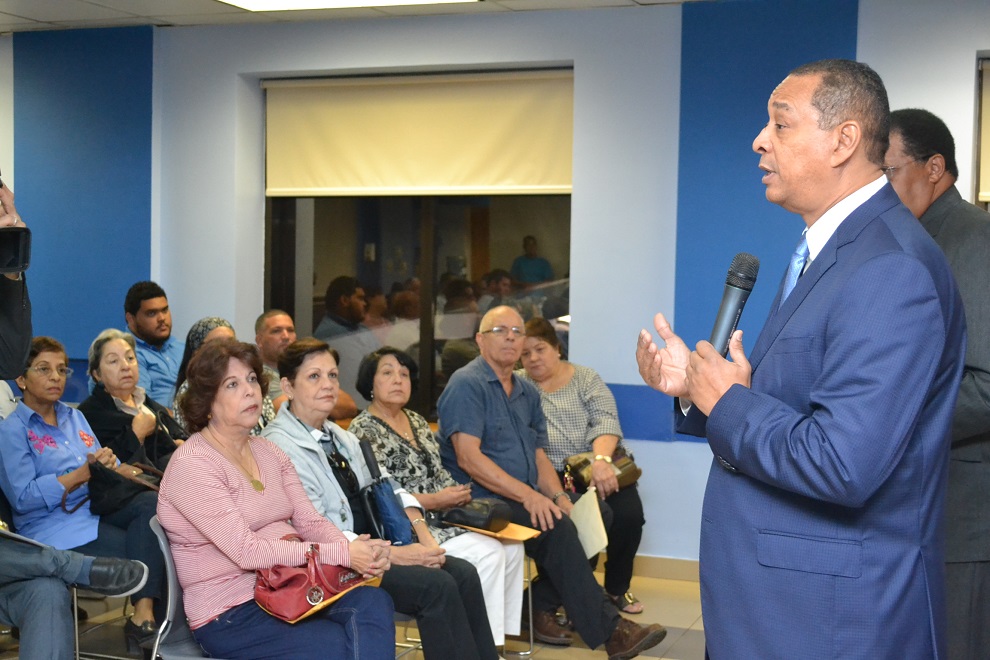 el superintendente de bancos se dirige a parte de los 58 ahorristas beneficiados