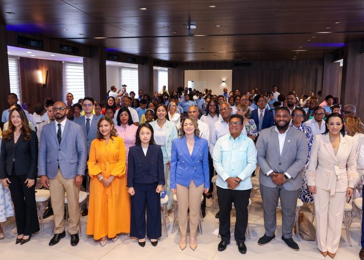 La ministra Gloria Reyes encabezó el lanzamiento de la cohorte 2026 del Programa de Adolescentes Multiplicadoras y Multiplicadores.