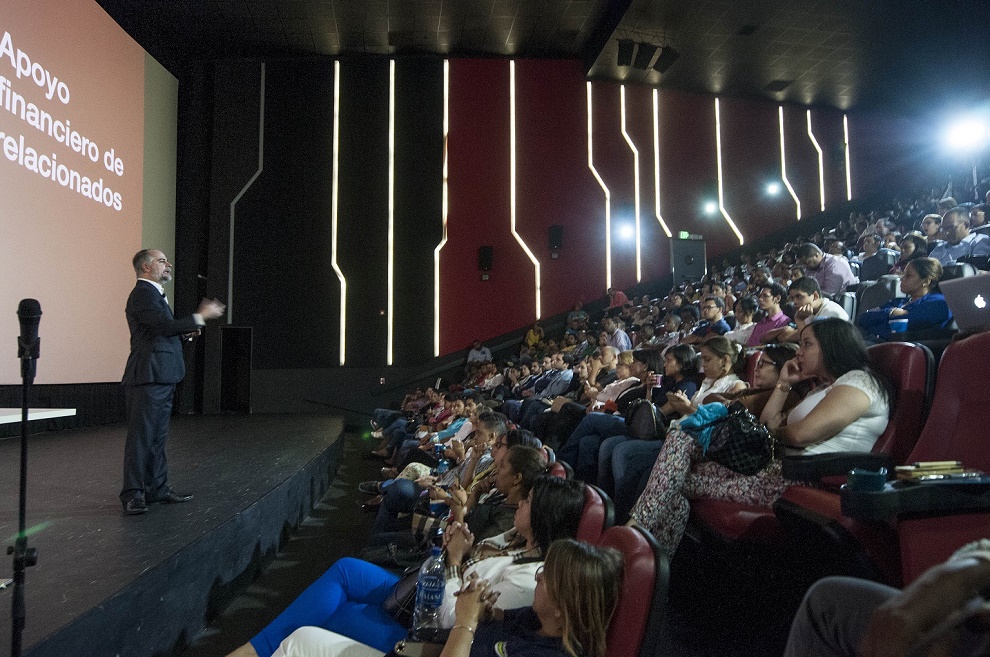 el analista financiero alejandro fernandez explica a los asistentes los pasos para manejar sus finanzas de forma correcta.