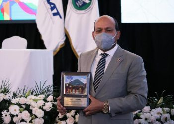 El director de Impuestos Internos, Luis Valdez Veras, recibe placa de reconocimiento por su ponencia en el CIAT.