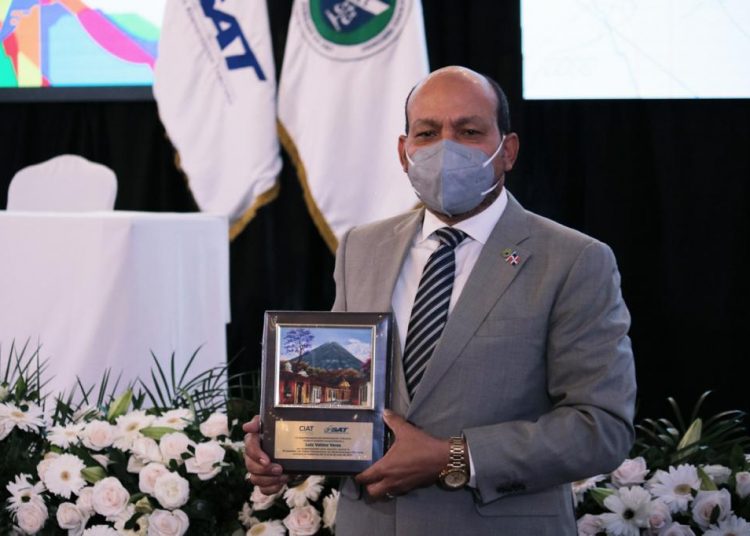 El director de Impuestos Internos, Luis Valdez Veras, recibe placa de reconocimiento por su ponencia en el CIAT.