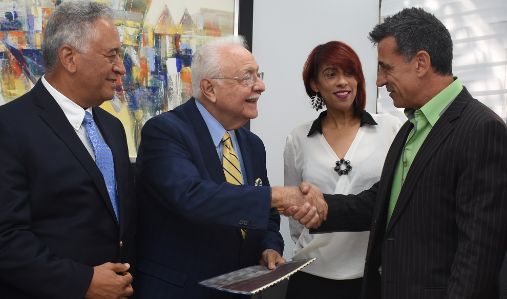 el director de minería, alexander medina, el ministro antonio isa conde, la directora jurídica del mem, susana gautreau, y el presidente de cormidom, paul marinko
