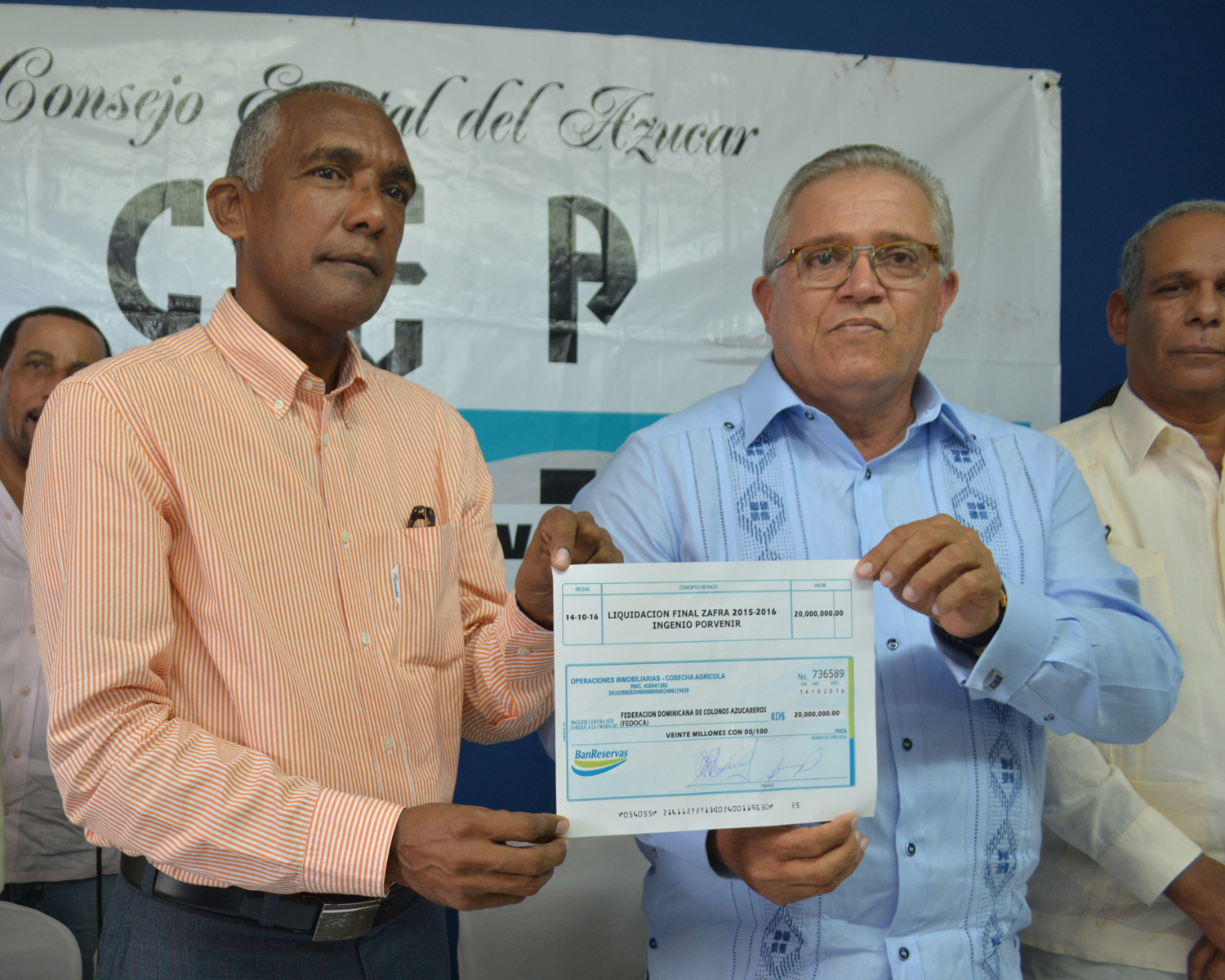 el director del cea josé joaquín domínguez peña entrega el pago de 20 millones de pesos por concepto de liquidación final de la caña servida ajulian peralta presidente de fedoca
