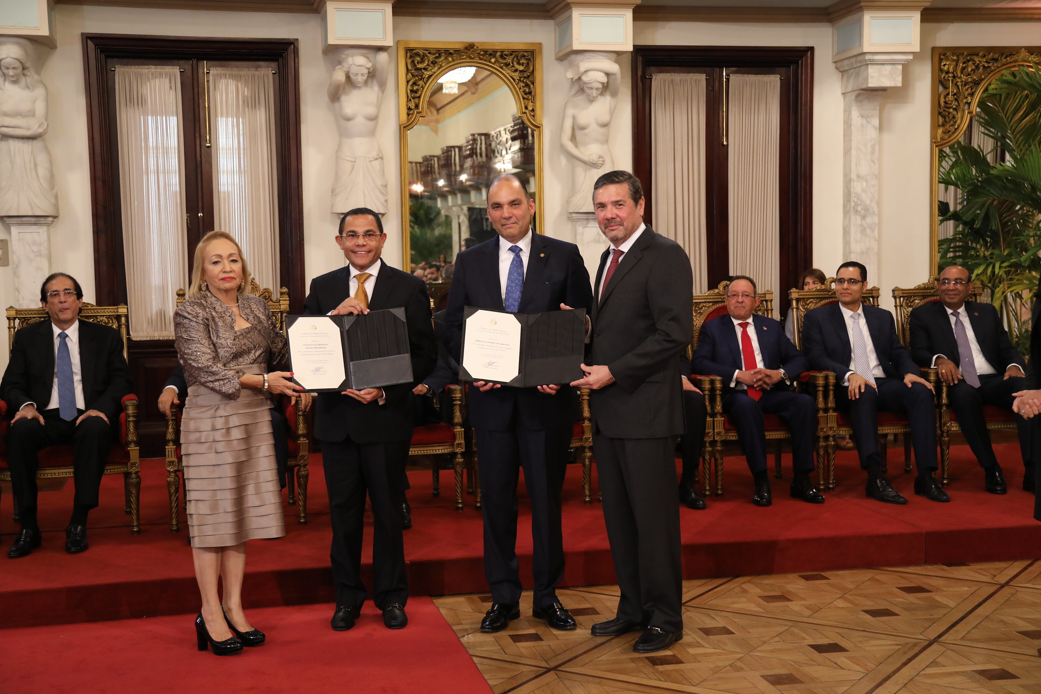 el director general del infotep recibe reconocimiento por el aporte de la institución al sector zonas francas