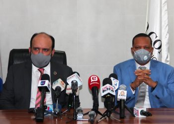 El doctor Eddy Alcántara, director ejecutivo del Instituto Nacional de Protección de los Derechos del Consumidor (Pro Consumidor), junto al  viceministro de Industria, Comercio y Mipymes, Ramón Pérez Fermín.